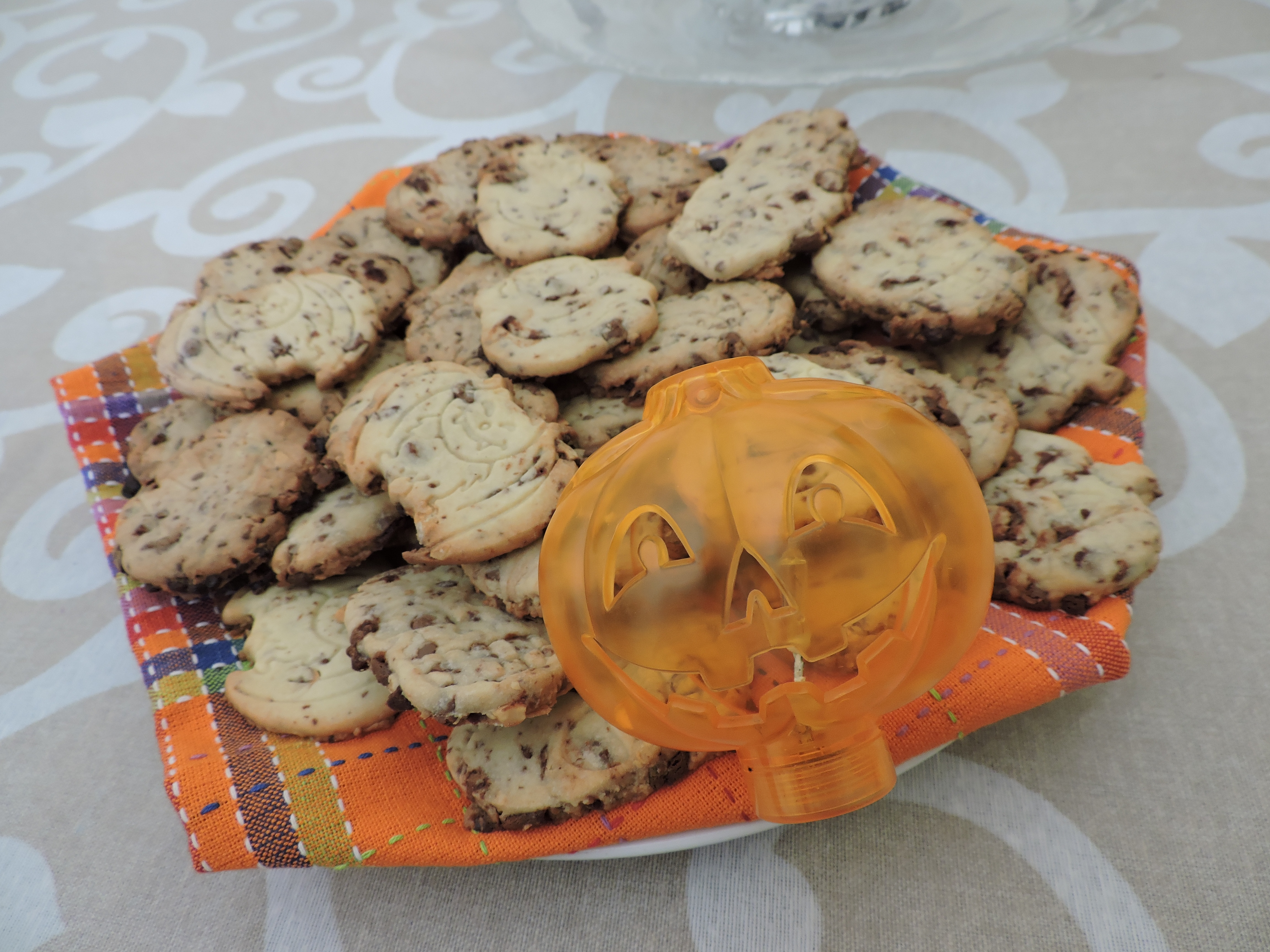 Biscotti di Halloween con frutta secca e cioccolato