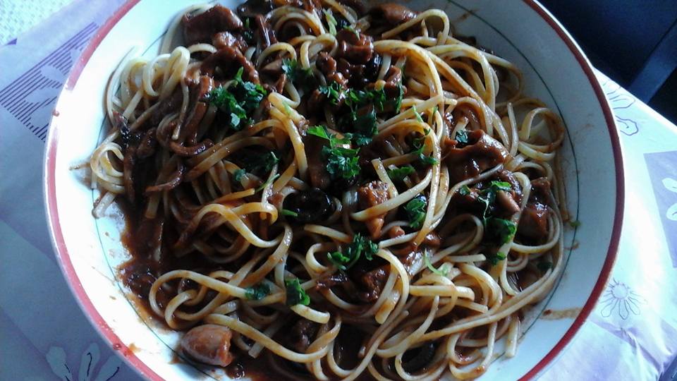 Bavette al sugo di pomodoro piccante con olive e moscardini