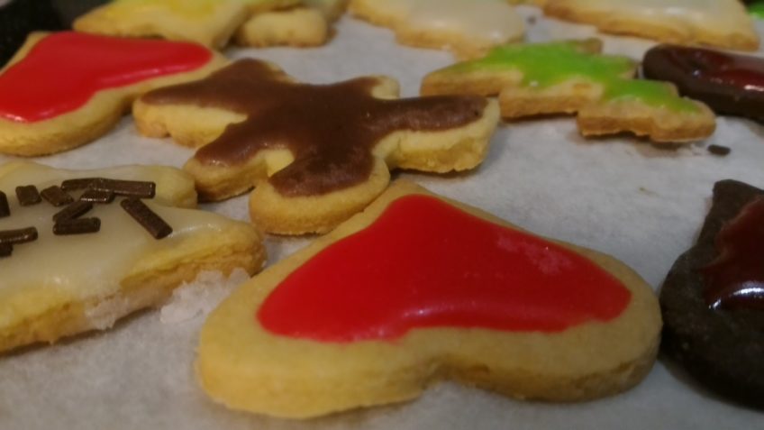 Biscotti Di Natale In Pasta Frolla.Biscotti Di Pasta Frolla Alla Cannella Natalizi Con Glassa All Acqua E Cioccolato