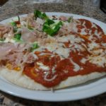 Pizza bigusto al sugo di pomodoro, glabanino e prosciutto