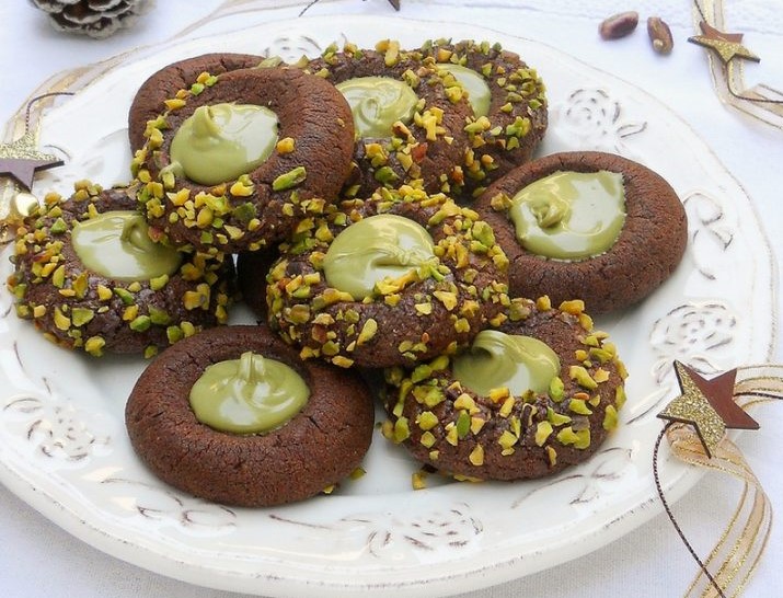 Biscotti al cacao con crema al pistacchio