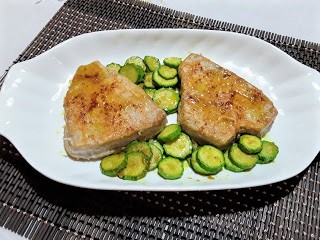 Tonno con zucchine aromatizzate alla curcuma